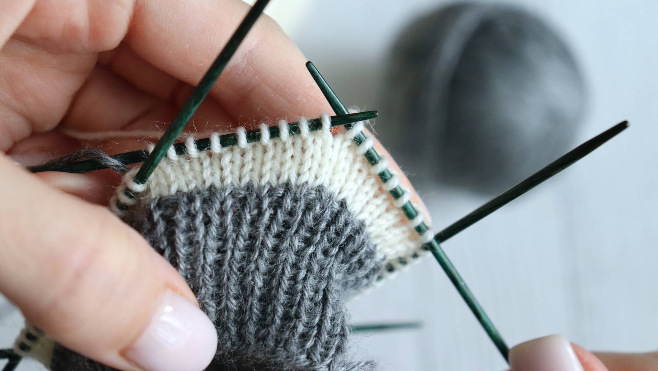 Показываю, как легко перейти на другой цвет в вязании спицами