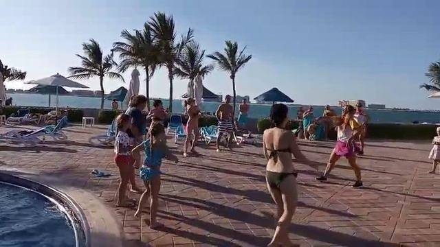 ОАЭ Рас Аль Хайма BM Beach Resort Гимнастика возле бассейна.Турагентство Coral Travel i-cantravel.ru