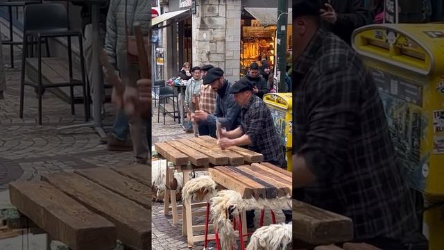 учимся играть на брёвнах.