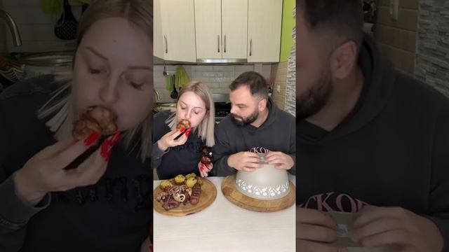 Даже салфетку последнюю забрала 🤣