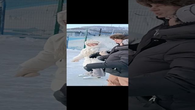 батю ведут под руки на коньках