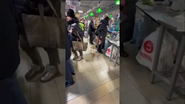В ЖК Михайловский парк за покупками зашел гусь.  Лишь бы не за рукавом для запекания🙈