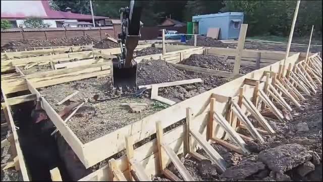 Строили фундамент вместе с заказчиком