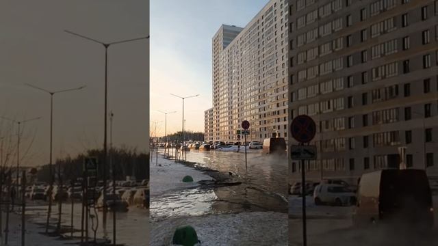 Широкая речка разлилась на улице Евгения Савкова в Екатеринбурге прямо под Новый год