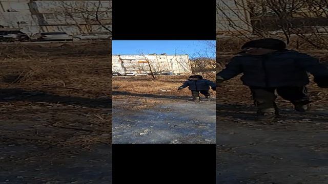 она бежит за нами 😂