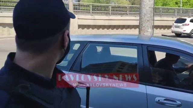 В Киеве на Нивках велосипедисты выломали асфальт на незаконной парковке