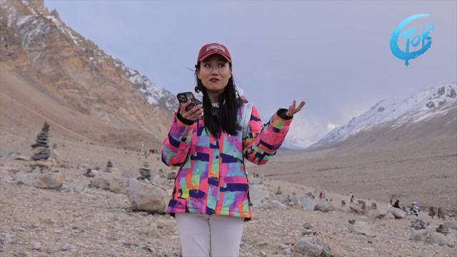 Китаянка читает стихотворение И. А. Бунина в Тибете (Сицзане) - в горах Джомолунгма