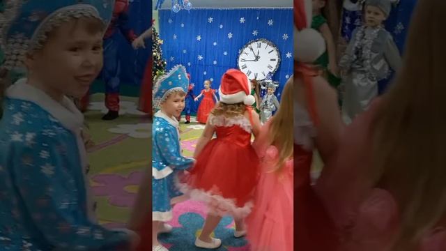 Хоровод возле ёлочки🎄🎇🎆💃