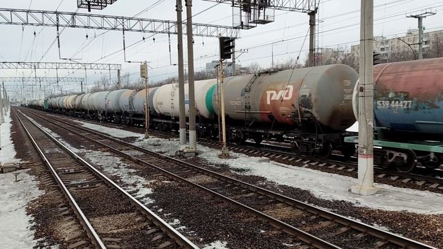 Электровоз ВЛ10У-1024 (ТЧЭ-23) с грузовым поездом.