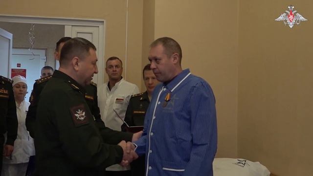 Зам. обороны РФ Андрей Булыга наградил военнослужащих-участников СВО, находящихся на лечении