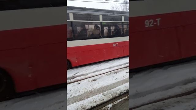 трамвай ктм19 в г. Тула уезжает с остановки