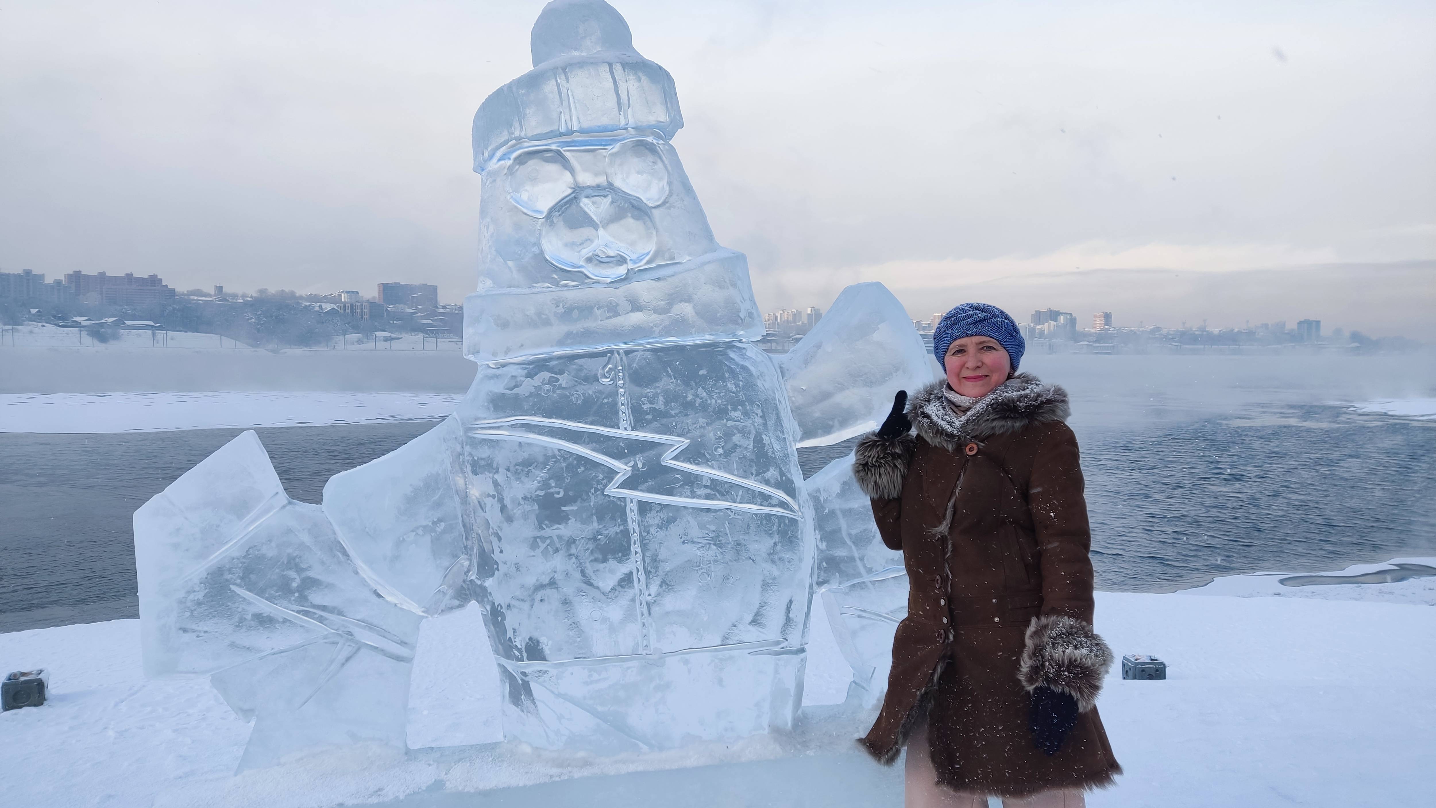 Новогодний, ледяной, сказочный городок на набережной Ангары в Иркутске.