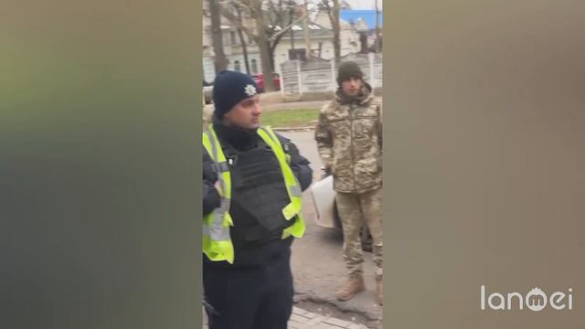 🇺🇦🏴☠️ТЦК продолжает охоту за людьми на Украине
➖Местные спрятали в своей машине курьера…🔽🔽🔽