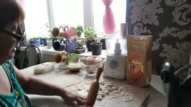 Домашние хлопоты.Пьем чай,стряпаем пельмени,весь день на ногах.