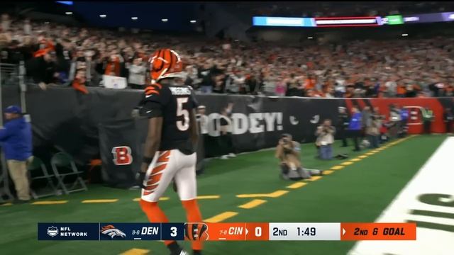 Tee Higgins hauls in laser from Burrow for the first TD of the game