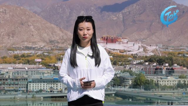 Китаянка читает стихотворение Абая Кунанбаева в Лхасе (Сицзан) - на фоне Дворца Потала