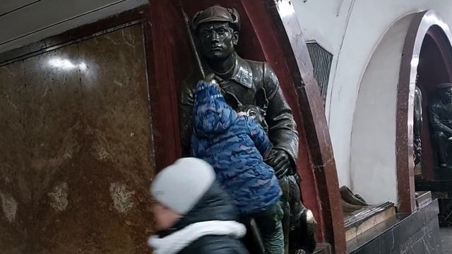 Метро "Площадь революции". Потереть нос собачке - хорошая примета. 24 ноября 2024 года.