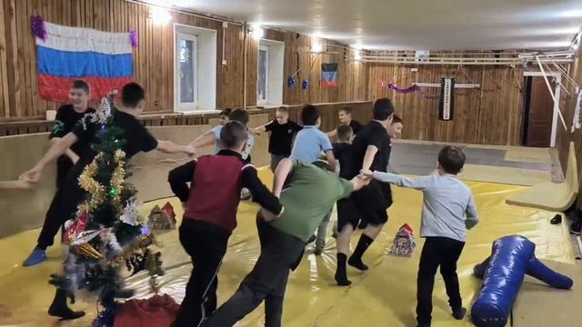 Дружно бегаем возле ёлочки