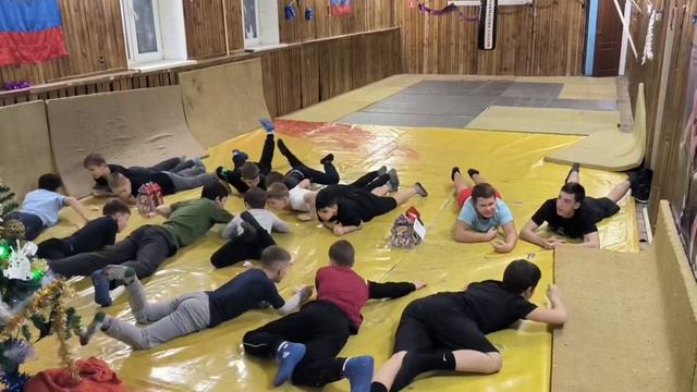 Дуем салфетку на сторону противника
