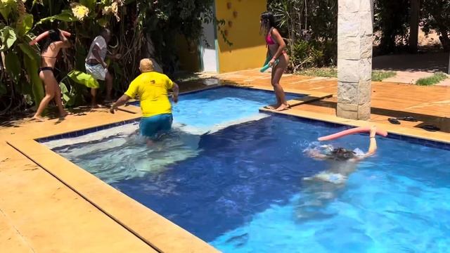 AS MENINAS CHAMARAM DODO PARA TOMAR BANHO DE PSICINA😱