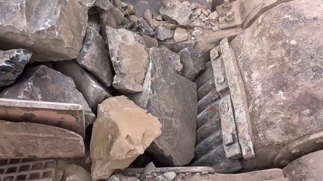 Строительство, дробление щебёнки