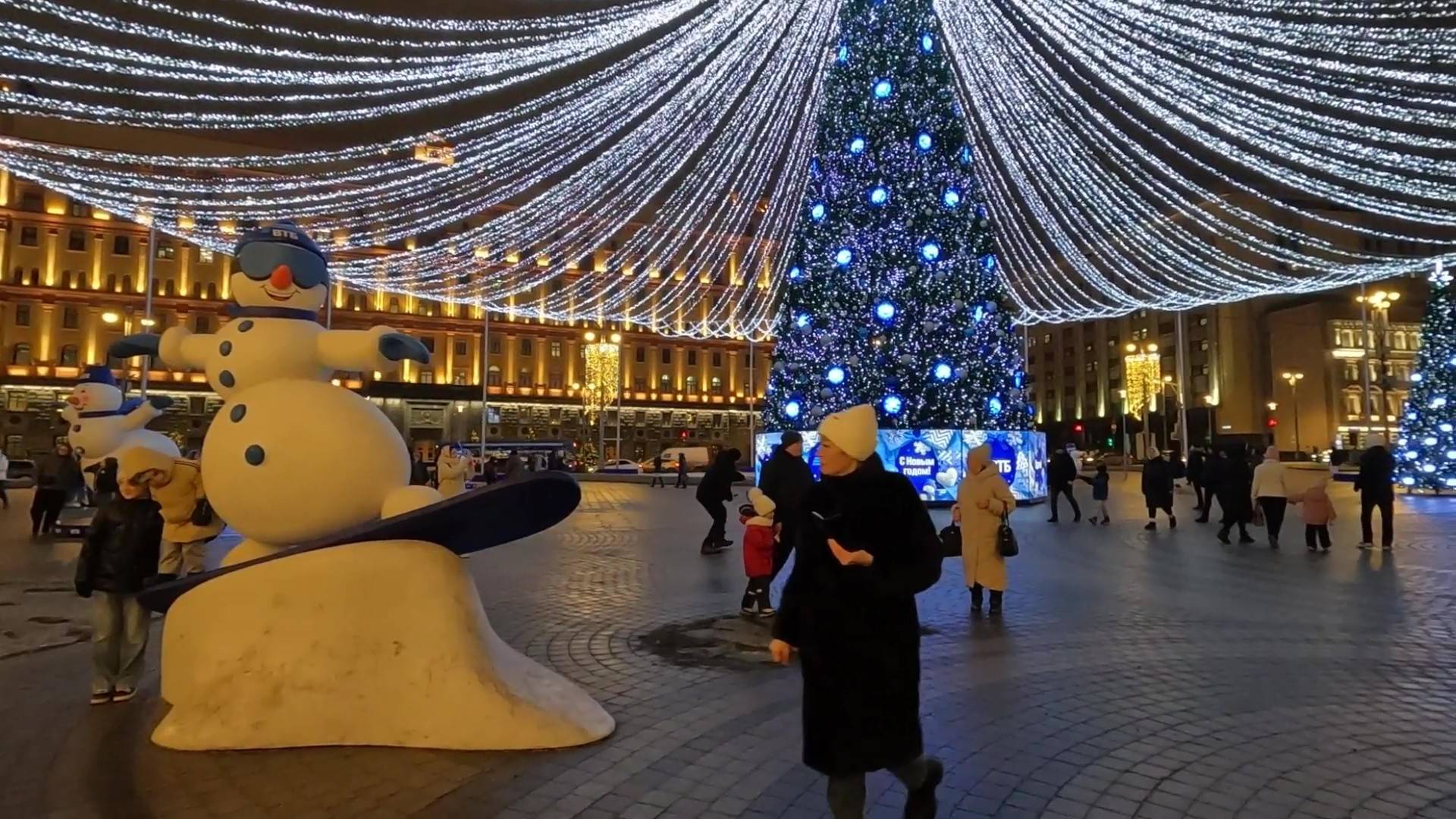 Самая эффектная ёлка в Москве? Она на .…