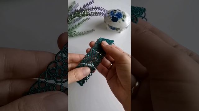 Колье изумрудного цвета, фриволите.