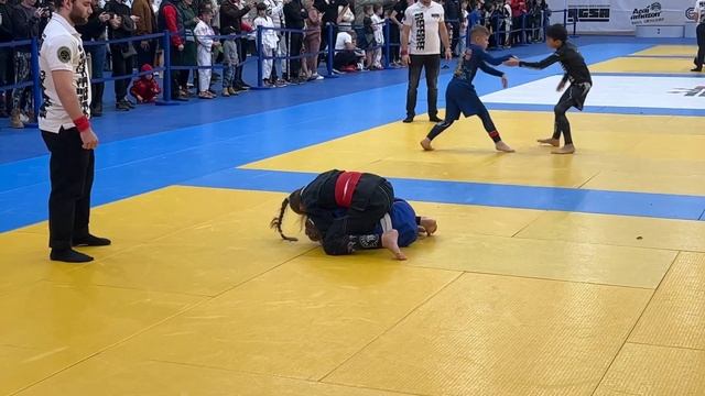 Бой в Gi BJJ Круговая. Грачёва София (R) vs Гордеева София/2011-2012/серый/до 32 кг/Rock&Rolling18.