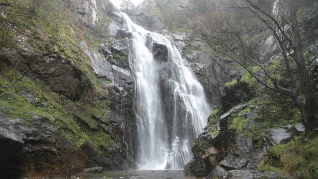 Большой каменный водопад