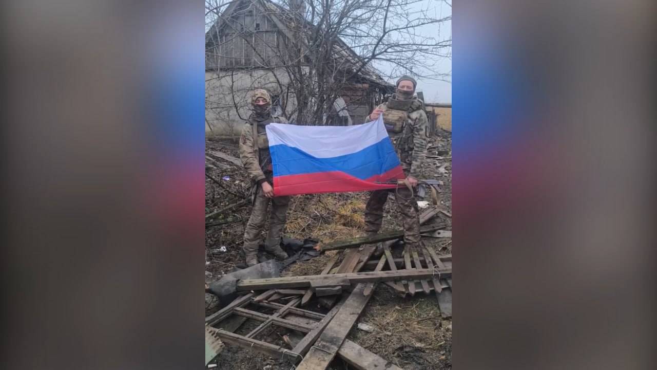 Бойцы группировки «Центр» водрузили российский флаг в освобождённой Новооленовке в ДНР