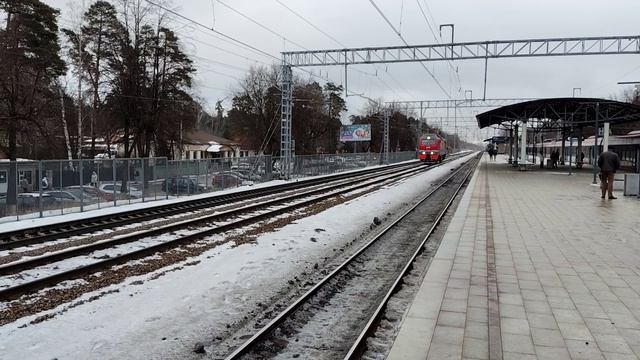 Электровоз ЭП2К-386 (ТЧЭ-6) следует резервом.