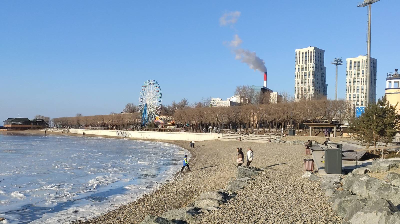 Новогодний городок , прогулки по льду .