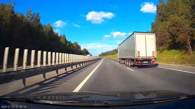 Спортивный самолёт над трассой Холмогоры.