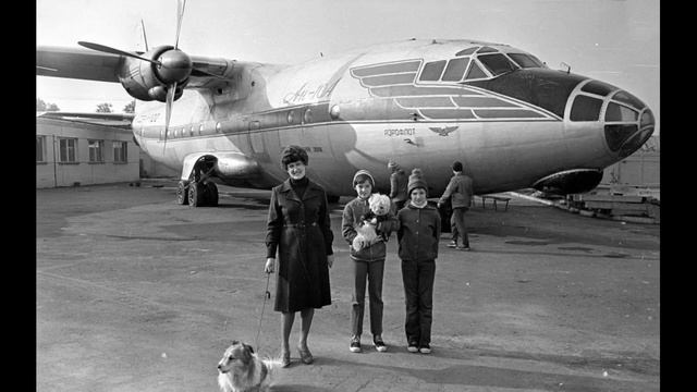 Самолет у Дворца пионеров Ан 10А в Омске