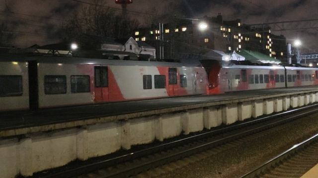ЭС2Г-??? На посадку к пассажиам на Финляндском вокзале.