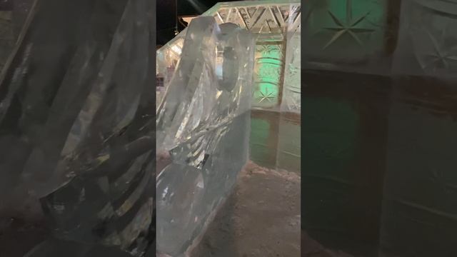 Ледяные, светящиеся фигуры на нашей ёлочке.