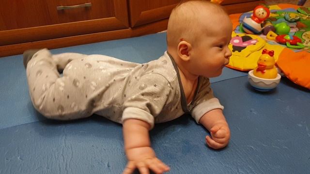 Рома тренирует переворот на спину, 30.12.2024