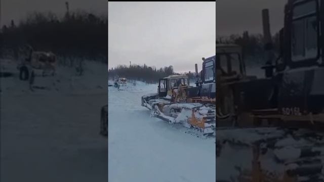 Трактор вместе с водителем провалился под лед и утонул на зимнике в ХМАО.
