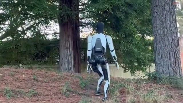 Робот Optimus научился ходить по пересеченной местности