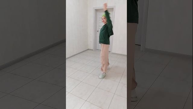 Сестра и ее танец. K-pop -- уникальное направление молодежных танцев.