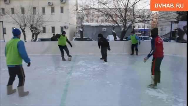 На льду в валенках сыграли в футбол дворовые команды