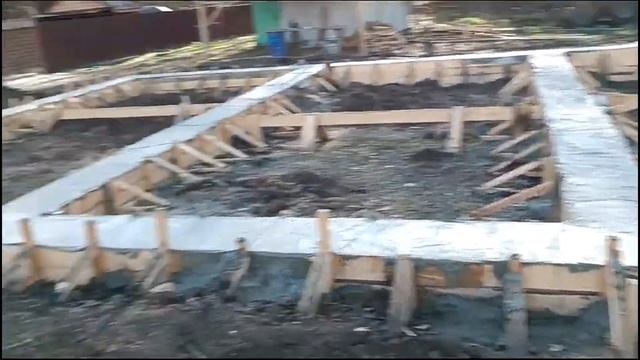 Строили фундамент вместе с заказчиком