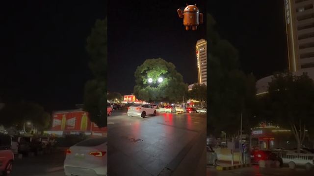 На первый взгляд этот уличный фонарь выглядит немного странно