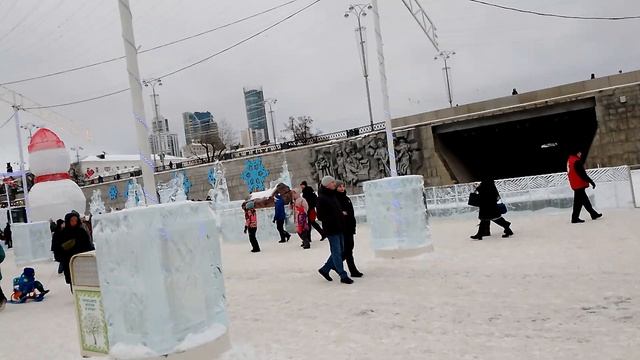 Новогодний городок на плотинке