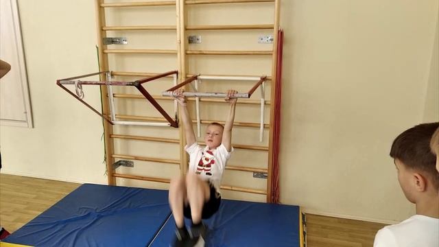 Вис согнувшись