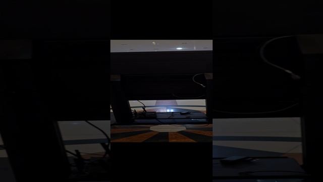 Обзор круговой Microsoft Surface Hub 84" (вертикальное видео в фойе)