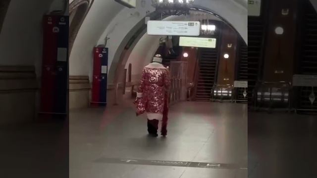 🎅 Дед Мороз поехал на метро из-за снегопада