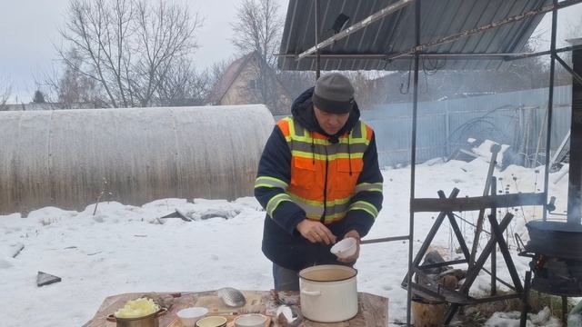 казан кебаб с курицей и картошкой в казане.