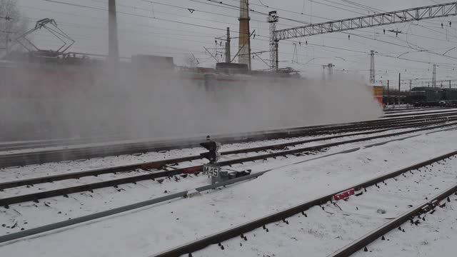 В Новый Год БЕЗ снега на железной дороге.