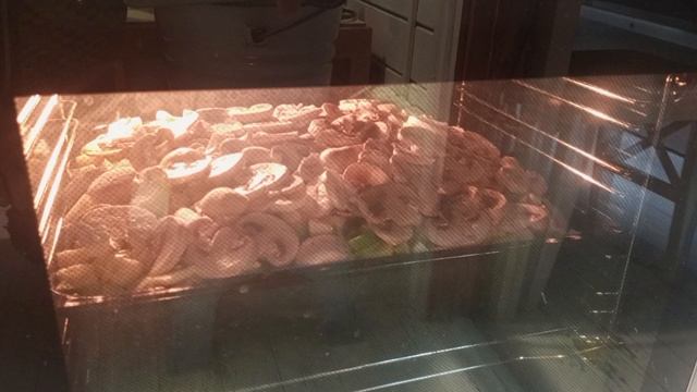 Готовлю рыбное блюдо.Не удержалась пробую до Нового года.Вкусно👨🍳😋